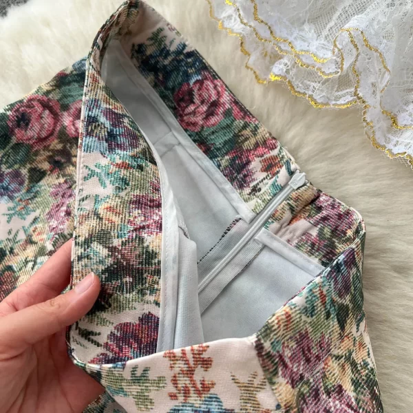 LE2108 Retro Style Small Suit Splicing Mesh Yarn Hook Flower Square Collar Blouse Lace Lace Shorts Two-Piece Set - Image 4
